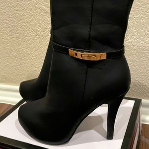 Black Heel Ankle Boots w/ gold buckle detail. (9)